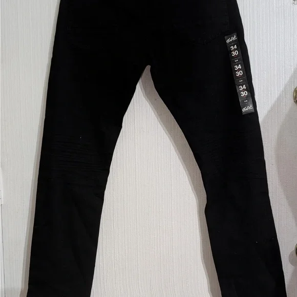 MENS Black Skinny Jeans with Sleek Design
